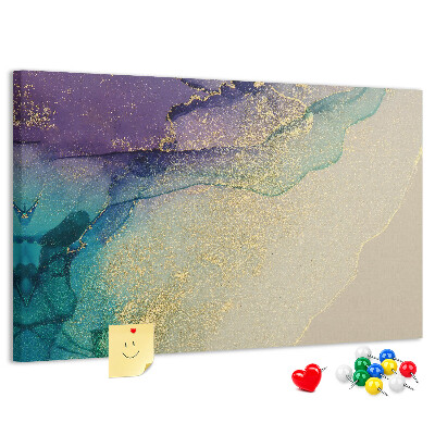 Tablero de corcho decorado con detalles dorados sobre un fondo abstracto de agua