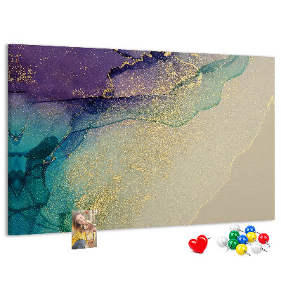 Tablero de corcho decorado con detalles dorados sobre un fondo abstracto de agua