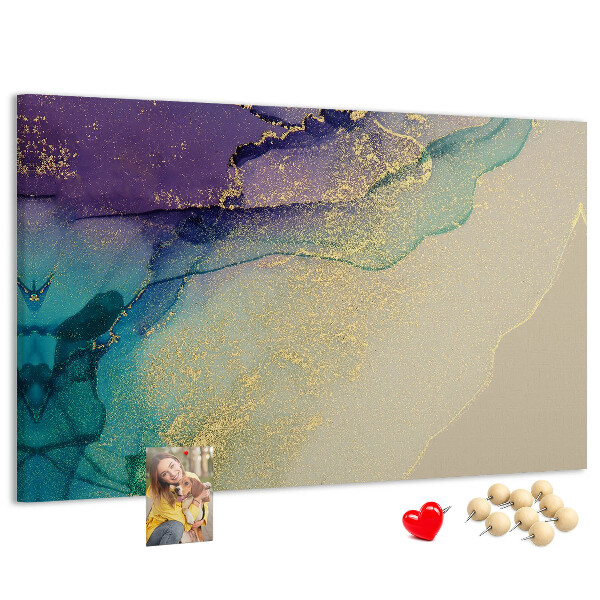 Tablero de corcho decorado con detalles dorados sobre un fondo abstracto de agua