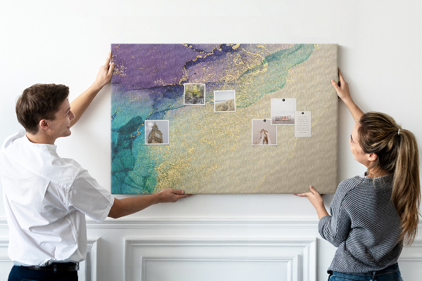 Tablero de corcho decorado con detalles dorados sobre un fondo abstracto de agua