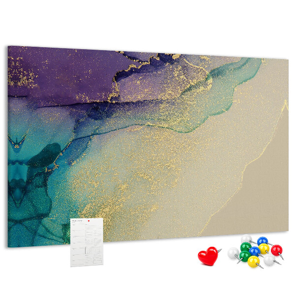 Tablero de corcho decorado con detalles dorados sobre un fondo abstracto de agua