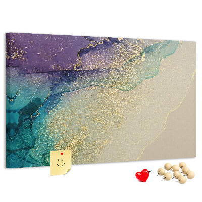 Tablero de corcho decorado con detalles dorados sobre un fondo abstracto de agua