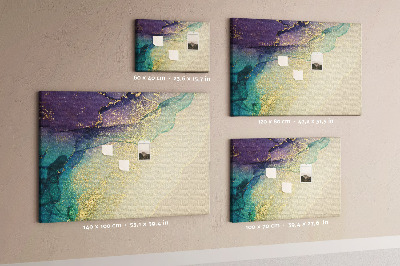 Tablero de corcho decorado con detalles dorados sobre un fondo abstracto de agua