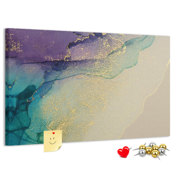 Tablero de corcho decorado con detalles dorados sobre un fondo abstracto de agua