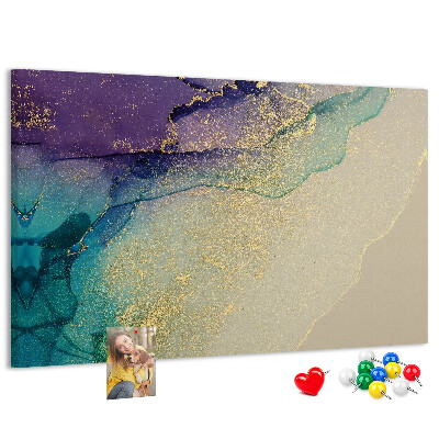 Tablero de corcho decorado con detalles dorados sobre un fondo abstracto de agua