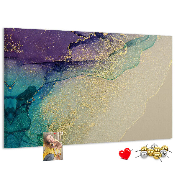 Tablero de corcho decorado con detalles dorados sobre un fondo abstracto de agua