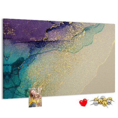 Tablero de corcho decorado con detalles dorados sobre un fondo abstracto de agua