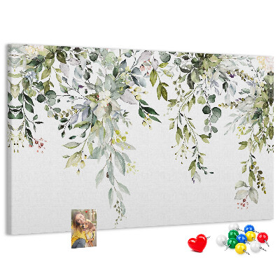 Tablero de anuncios con diseño de hojas verdes y flores delicadas al fondo