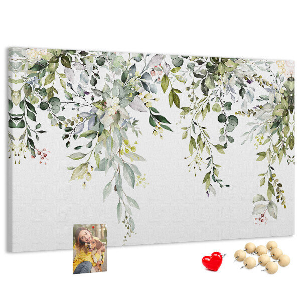 Tablero de anuncios con diseño de hojas verdes y flores delicadas al fondo