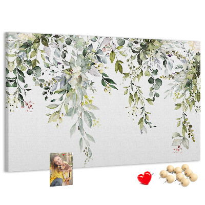 Tablero de anuncios con diseño de hojas verdes y flores delicadas al fondo