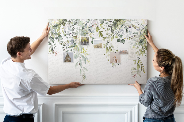Tablero de anuncios con diseño de hojas verdes y flores delicadas al fondo