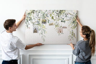 Tablero de anuncios con diseño de hojas verdes y flores delicadas al fondo