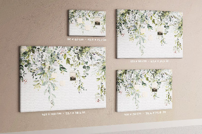 Tablero de anuncios con diseño de hojas verdes y flores delicadas al fondo