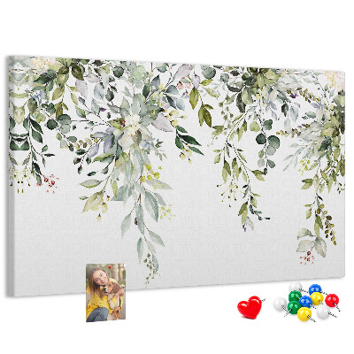 Tablero de anuncios con diseño de hojas verdes y flores delicadas al fondo
