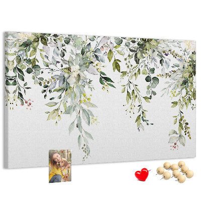 Tablero de anuncios con diseño de hojas verdes y flores delicadas al fondo