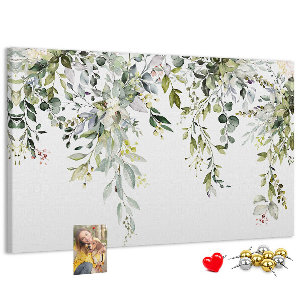 Tablero de anuncios con diseño de hojas verdes y flores delicadas al fondo