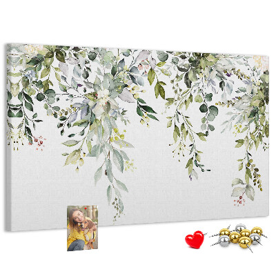Tablero de anuncios con diseño de hojas verdes y flores delicadas al fondo
