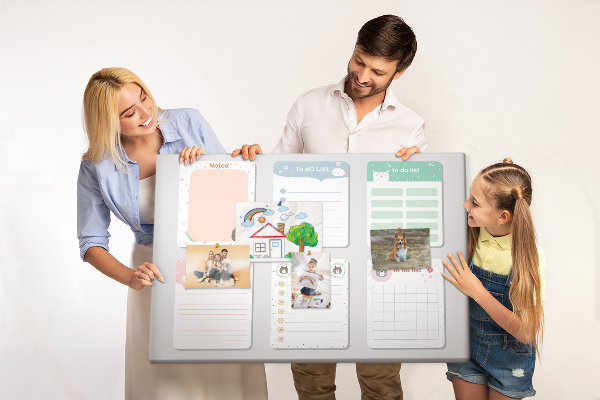 Pizarra de corcho con diseño de cuadernos coloridos con motivos de animales