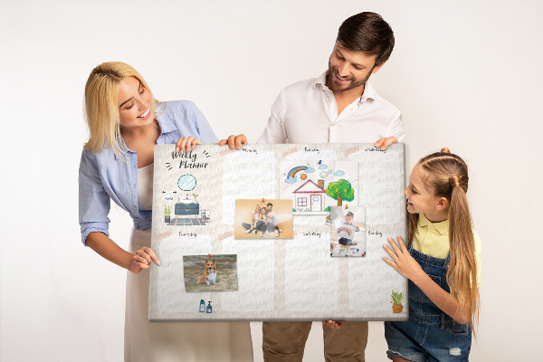 Tablero de corcho decorado agenda semanal con diseño minimalista