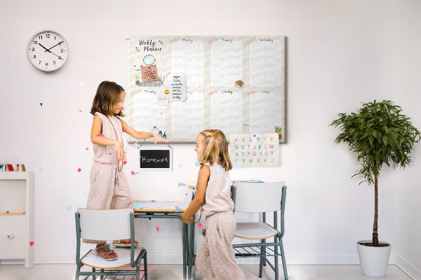 Tablero de corcho decorado agenda semanal con diseño minimalista
