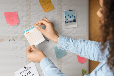Tablero de corcho decorado agenda semanal con diseño minimalista