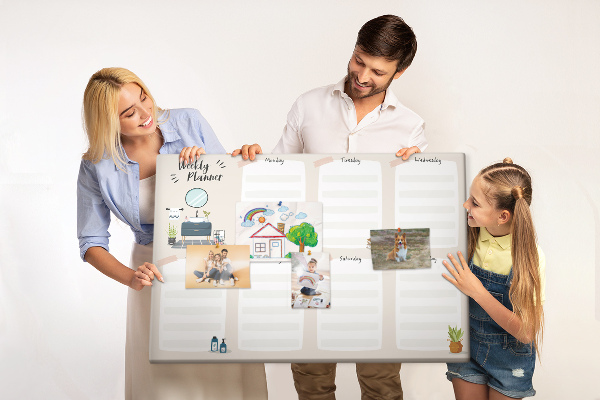 Tablero de corcho decorado agenda semanal con diseño minimalista