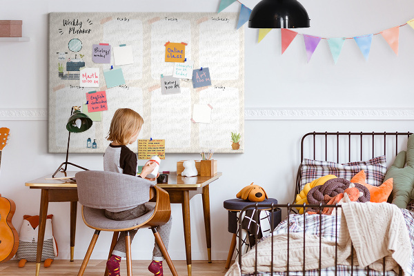 Tablero de corcho decorado agenda semanal con diseño minimalista