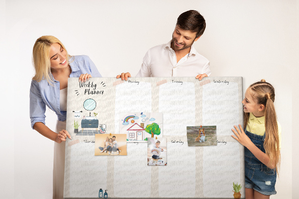 Tablero de corcho decorado agenda semanal con diseño minimalista