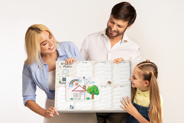 Tablero de corcho decorado agenda semanal con diseño minimalista