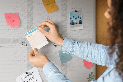 Pizarra de corcho con diseño de agenda semanal y detalles de plantas
