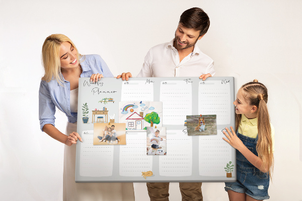 Pizarra de corcho con diseño de agenda semanal y detalles de plantas