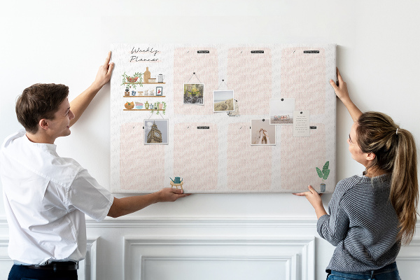 Tablero de corcho decorado agenda semanal con diseño de plantas