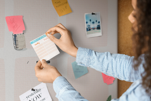 Tablero de corcho decorado agenda semanal con diseño de plantas