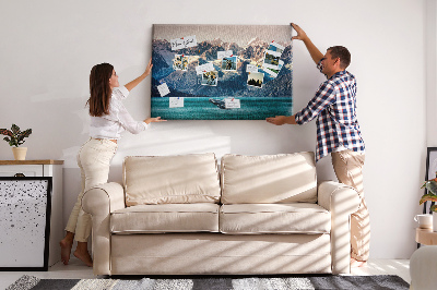 Tablero de anuncios una ballena saltando en un fiordo de montaña