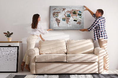 Tablero de corcho decorativo diseño de mapa del mundo sobre fondo de pared de ladrillos
