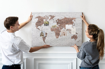 Tablero de corcho decorativo diseño de mapa del mundo sobre fondo de pared de ladrillos