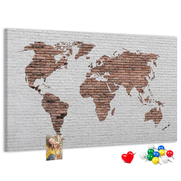 Tablero de corcho decorativo diseño de mapa del mundo sobre fondo de pared de ladrillos