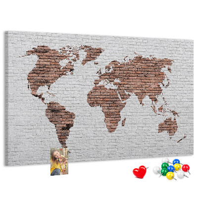 Tablero de corcho decorativo diseño de mapa del mundo sobre fondo de pared de ladrillos