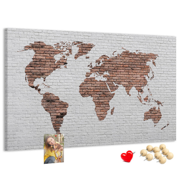 Tablero de corcho decorativo diseño de mapa del mundo sobre fondo de pared de ladrillos