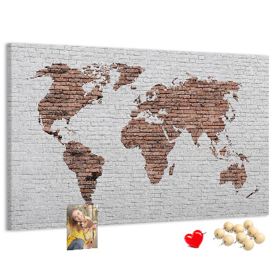 Tablero de corcho decorativo diseño de mapa del mundo sobre fondo de pared de ladrillos