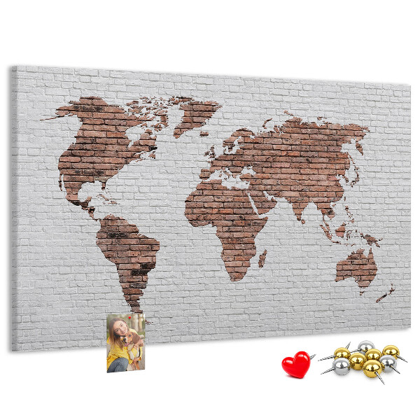 Tablero de corcho decorativo diseño de mapa del mundo sobre fondo de pared de ladrillos