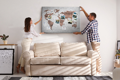 Tablero de corcho decorativo diseño de mapa del mundo sobre fondo de pared de ladrillos