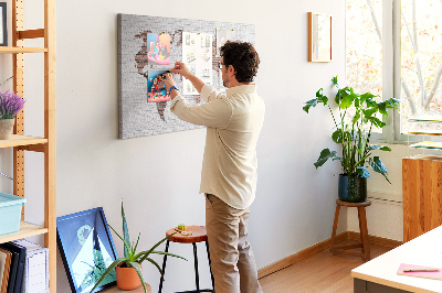 Tablero de corcho decorativo diseño de mapa del mundo sobre fondo de pared de ladrillos