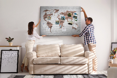 Tablero de corcho decorativo diseño de mapa del mundo sobre fondo de pared de ladrillos