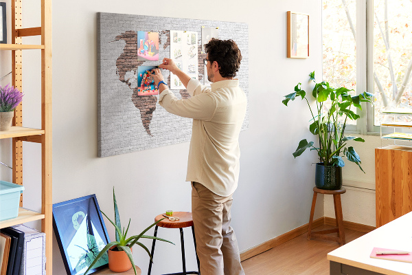 Tablero de corcho decorativo diseño de mapa del mundo sobre fondo de pared de ladrillos