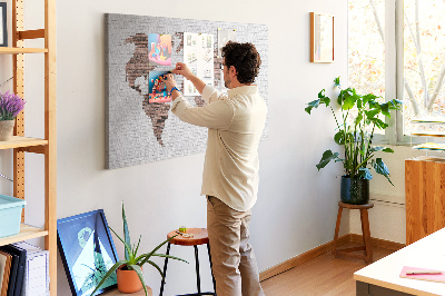 Tablero de corcho decorativo diseño de mapa del mundo sobre fondo de pared de ladrillos