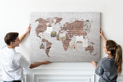 Tablero de corcho decorativo diseño de mapa del mundo sobre fondo de pared de ladrillos