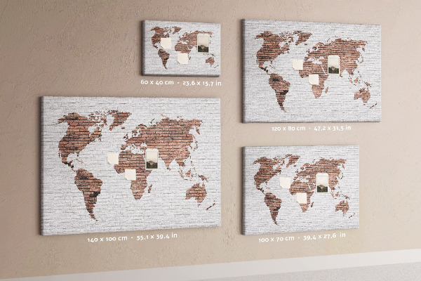 Tablero de corcho decorativo diseño de mapa del mundo sobre fondo de pared de ladrillos