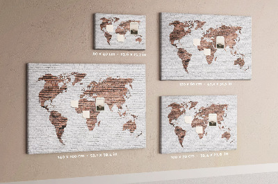 Tablero de corcho decorativo diseño de mapa del mundo sobre fondo de pared de ladrillos