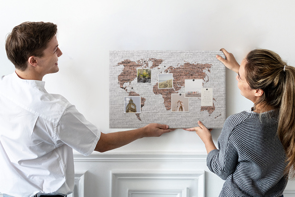 Tablero de corcho decorativo diseño de mapa del mundo sobre fondo de pared de ladrillos